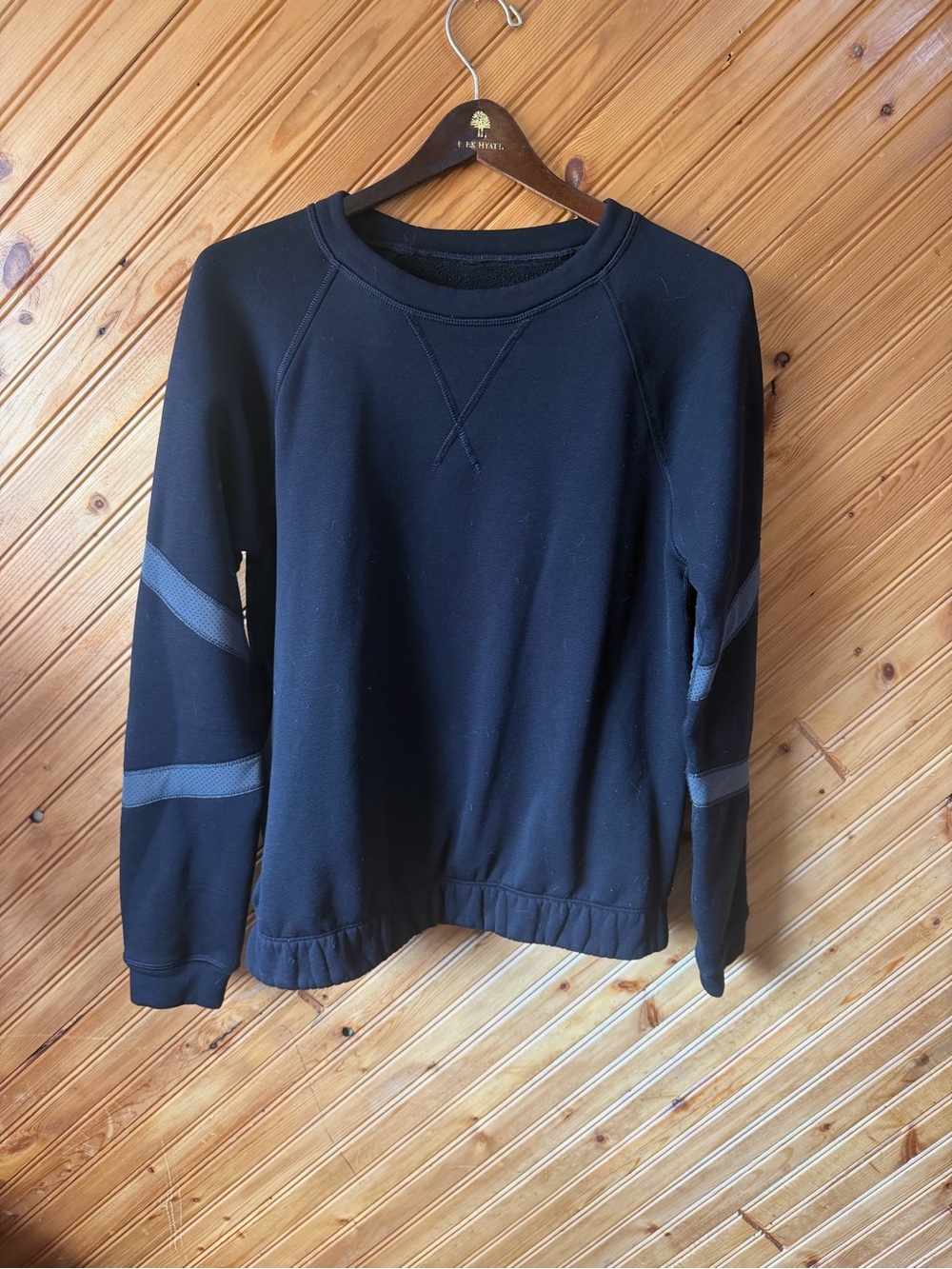 LULULEMON black crew neck sweatshirt 6/8